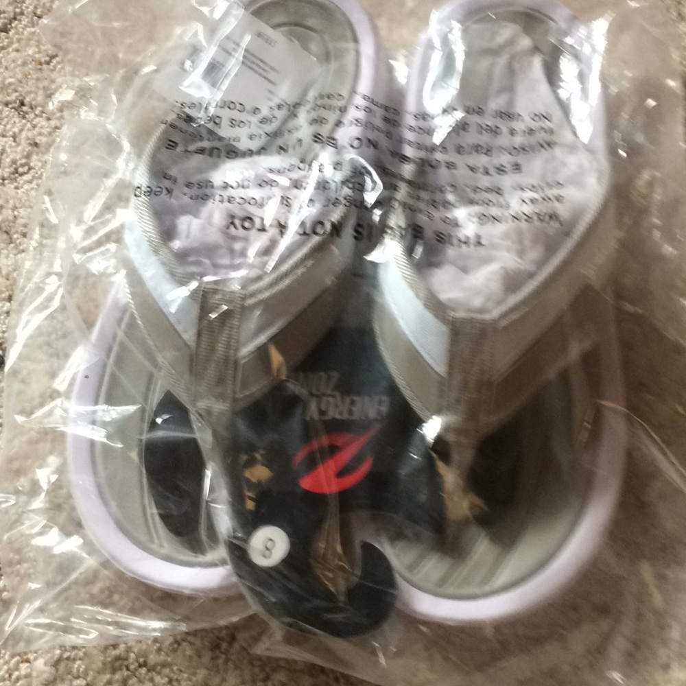 New flip flops sz 8